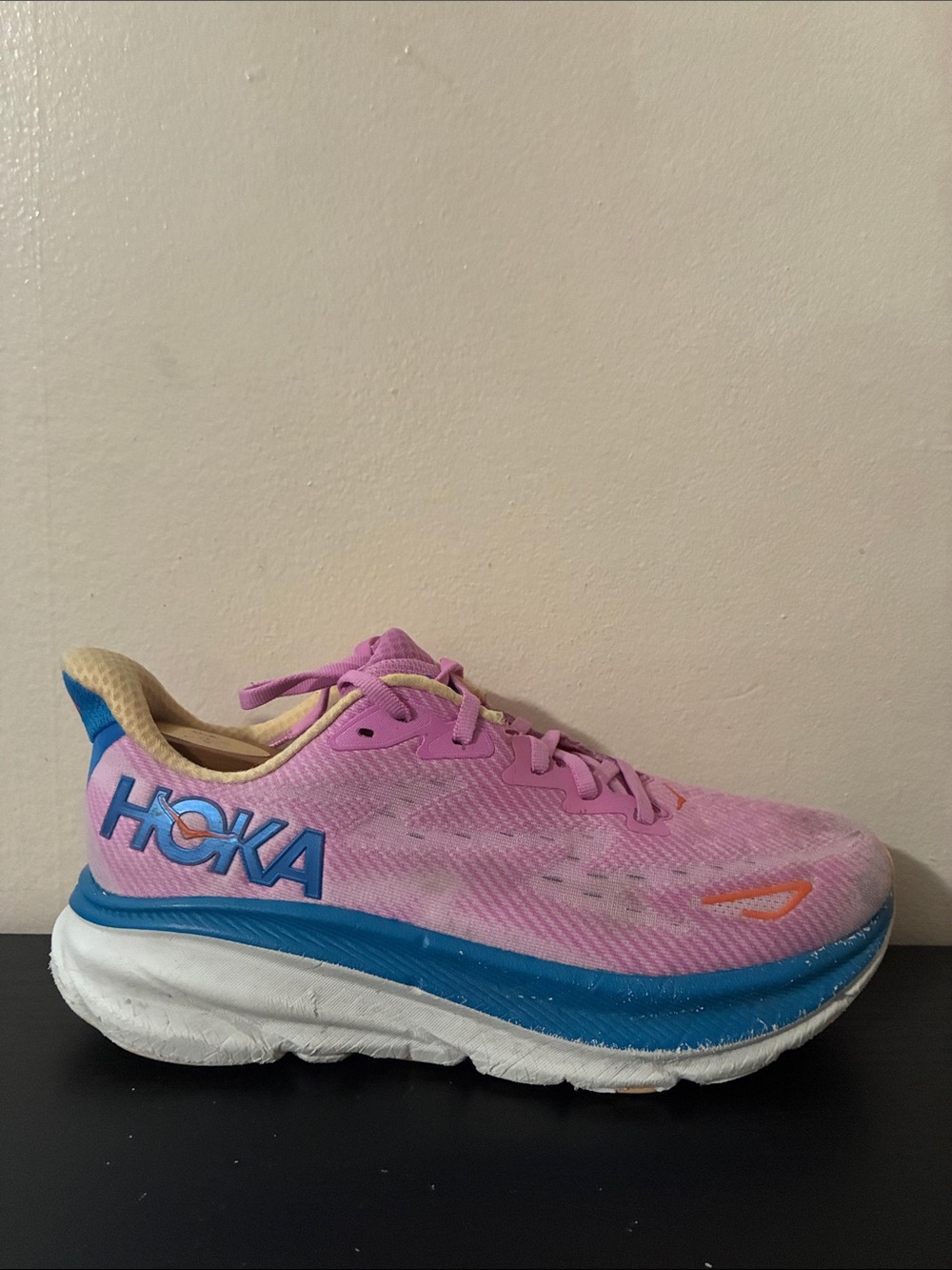 vibrant Hoka Clifton 9 running shoes in the Cyclamen Sweet Lilac size 8.5